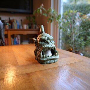 3D-gedruckter Fantasy-Charakter-Weinflaschenhalter